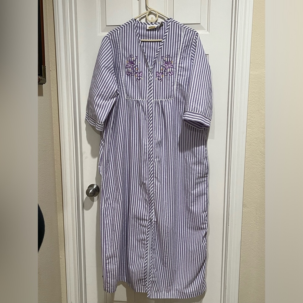 COLLECTIONS ETC Striped Embroidered Nightgown - /ROBE Lavender & White WOMEN SZL